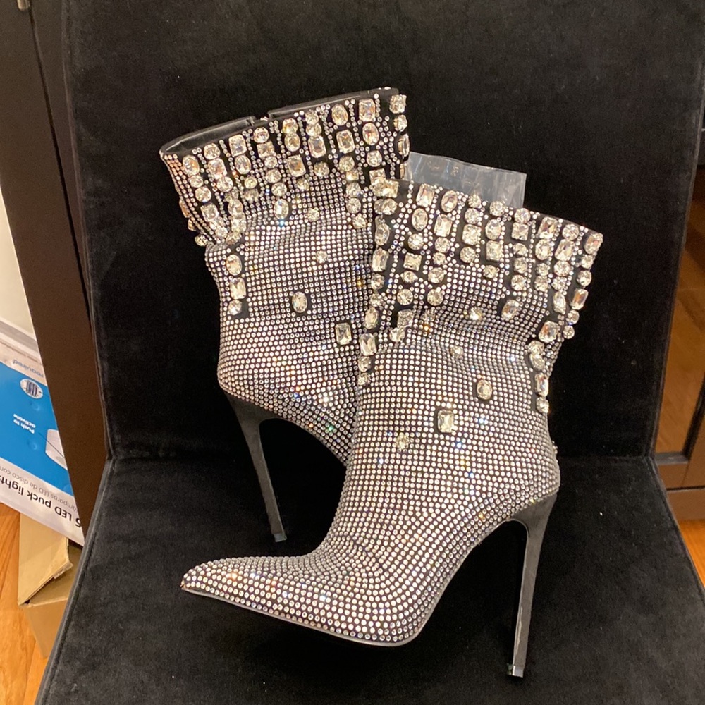 Wang MEGA BLING BOOTS SIZE 8